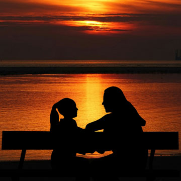 Bild zeigt Erwachsene Person und Kind vor Sonnenuntergang – Rechtsanwältin Yvonne Exner, Wuppertal und Sprockhövel. Fachanwältin für Familienrecht